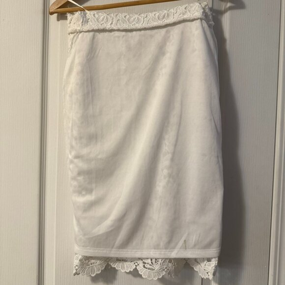⭐️$5, spend over $20 - Forever 21 white floral lace pencil skirt - Picture 13 of 15